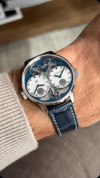 For those who look closer.

The blue of the Dual Time GMT Resonance Manufacture Edition Blue does more than change its appearance. It changes what you notice.

Against the deep blue PVD mainplate and gear-train bridges, every polished bevel catches the light more distinctly. Finely grained white dials and azurage chapter rings introduce another layer of texture, while the mirror-polished day/night indicators depict a sun and crescent moon — the latter revealing an intricately engraved crater-like surface.

Turn the watch over and there is more to discover: Côtes de Genève, circular graining and perlage, each contributing to the architecture of the movement.

At Armin Strom, the closer you look, the more the movement reveals.

The Science of Movement, down to the smallest detail.

#ArminStrom #ScienceOfMovement #DualTimeGMTResonance #HauteHorlogerie